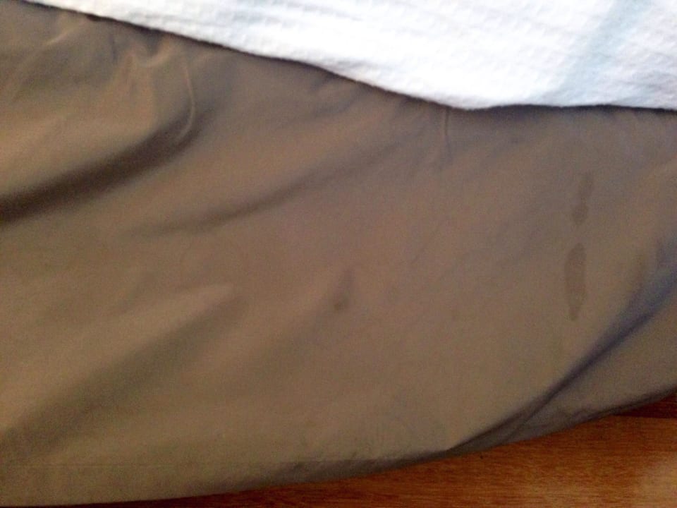 Flecken auf Bettunterdecke Hotel GDM Megaron Historical Monument Hotel