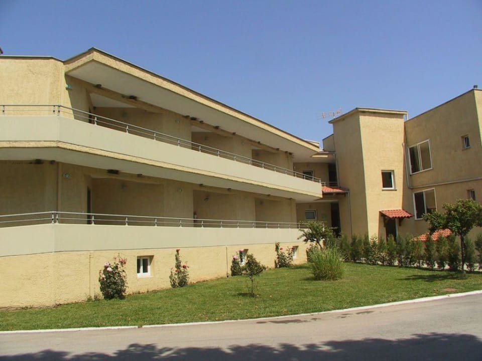 Nur ein Teil der Schwalbenkolonie! alltoura Club Hotel Poseidon Palace