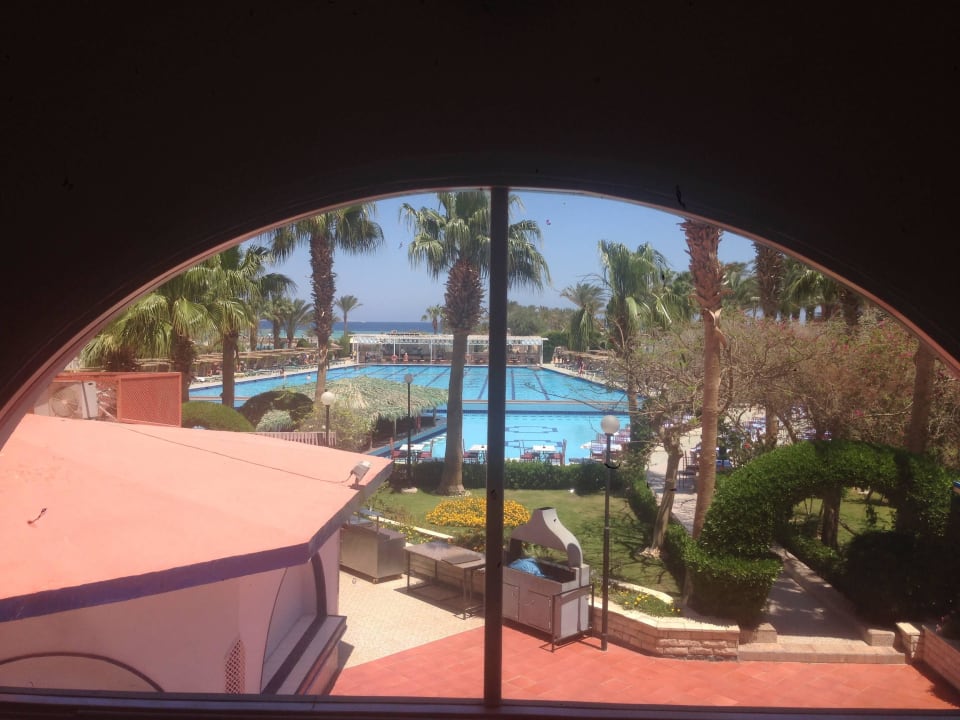 Usblick auf den Pool von der View Bar Arabia Azur Resort