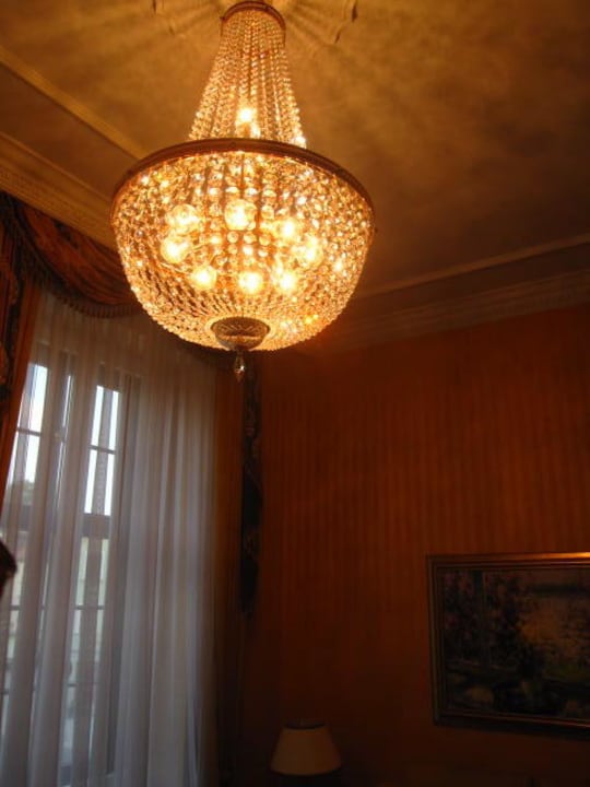 Kronleuchter im Zimmer Best Western Premier Grand Hotel Russischer Hof