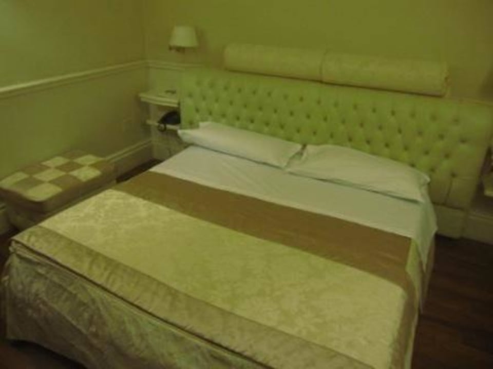 Bequemes, aber nicht sehr sauberes Bett Suite Hotel Santa Chiara