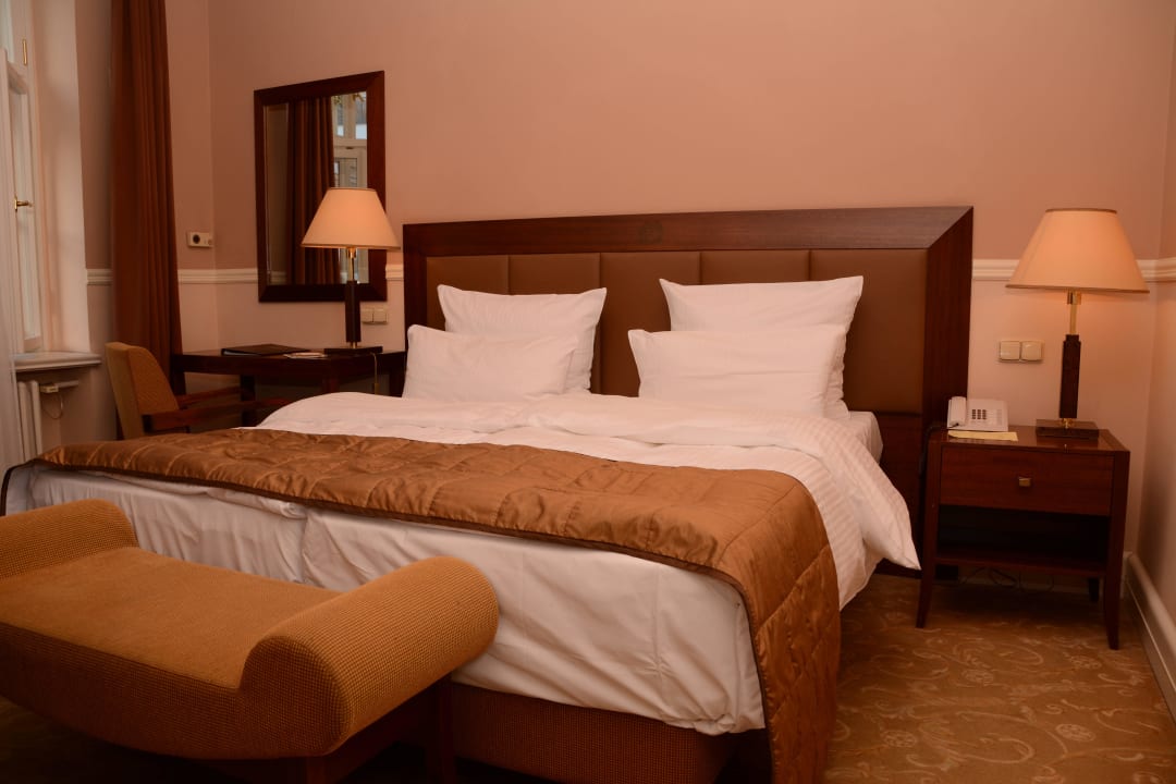 Bett im geräumigen Doppelzimmer Hotel Esplanade