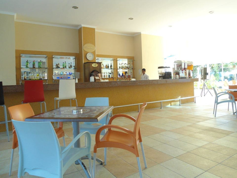 Bar przy basenie Solivia Hotel