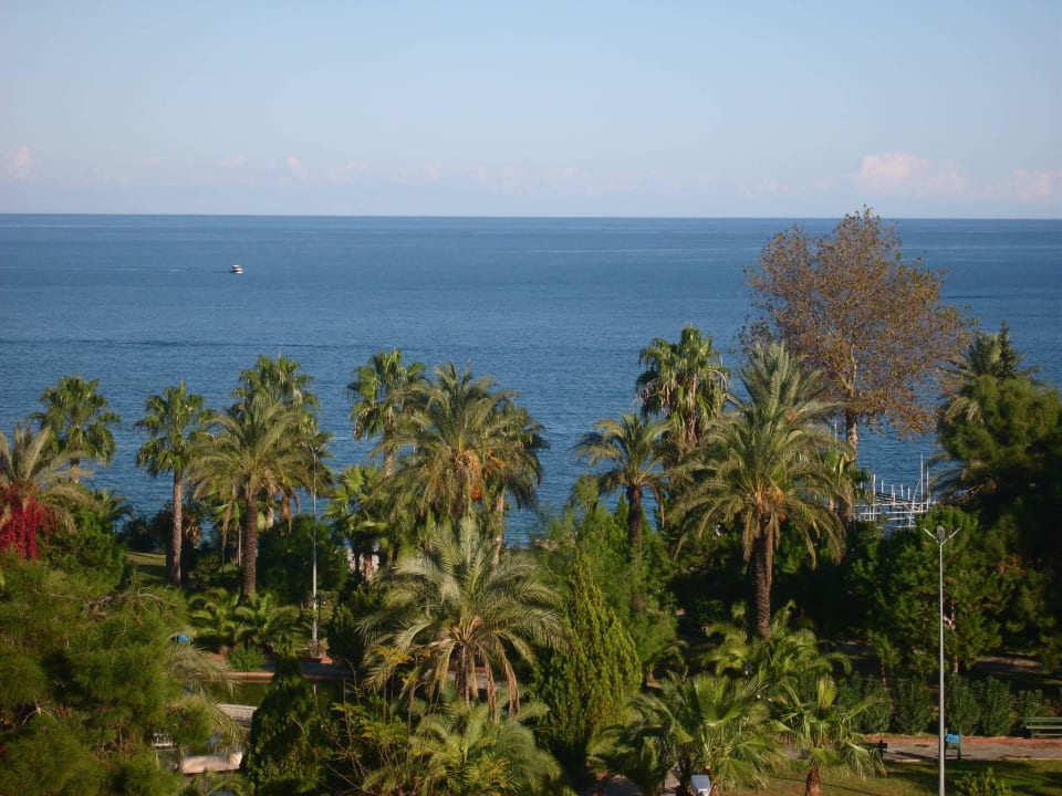 Blick vom Hotelbalkon zum Meer Crystal De Luxe