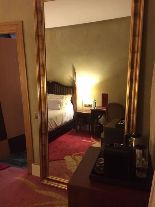 Großer Spiegel im Zimmer NH Collection Madrid Paseo del Prado