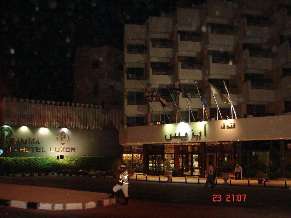 ISIS - Frontansicht am Abend Pyramisa Hotel Luxor