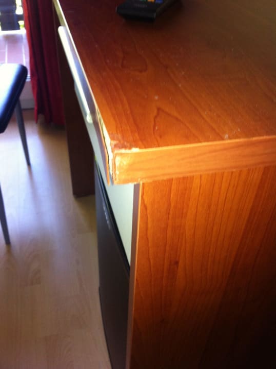Kaputter Schreibtisch Hotel Atlas Sport