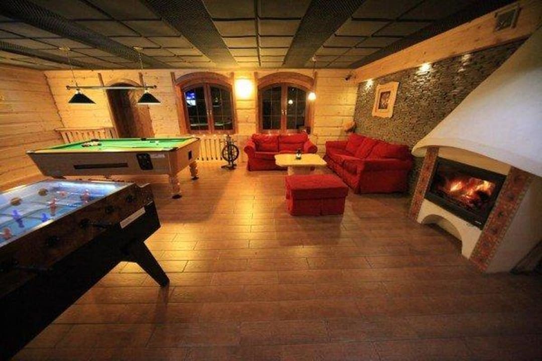 Sala klubowa (bilard,piłkarzyki,kominek) Pension Mileżówka