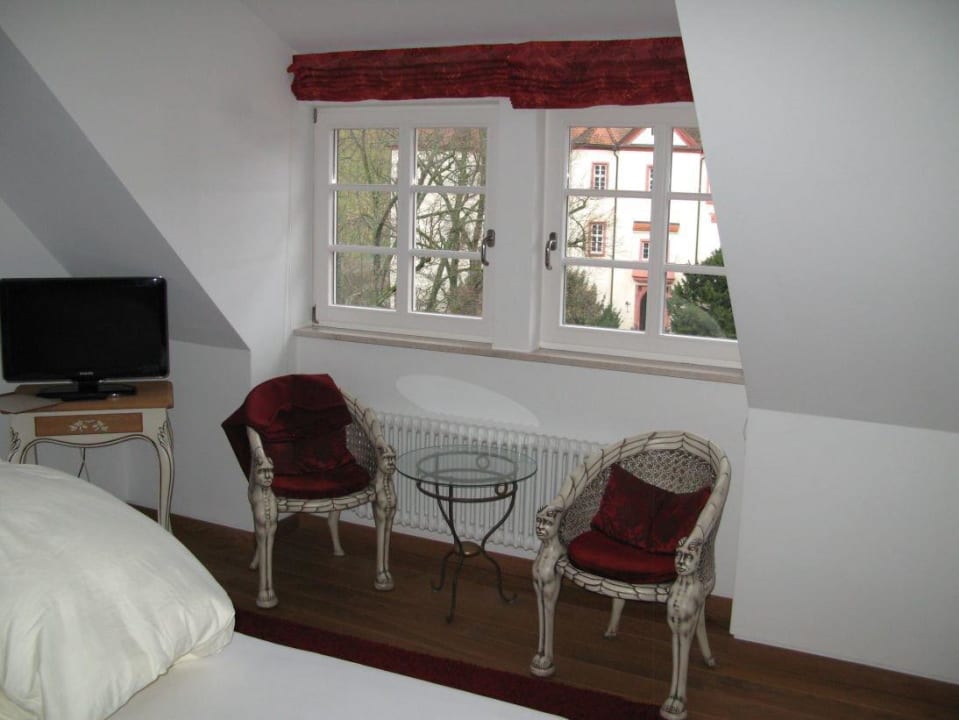 Blick aus dem Schlafzimmer aufs Schloß Hotel Residenz im Schloss Neuweier
