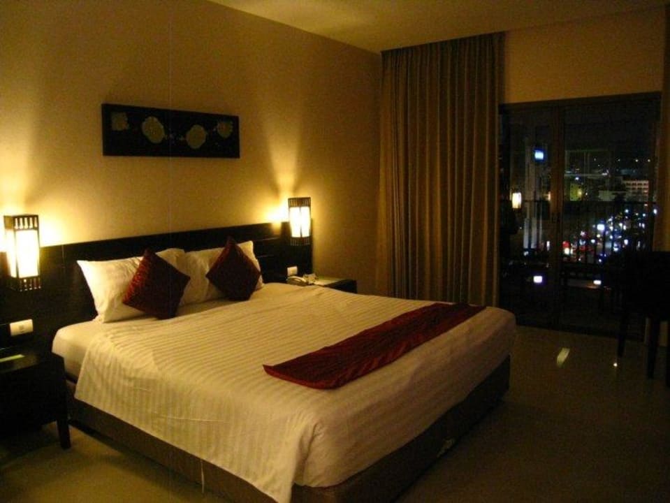 Doppelbett mit Stadtblick Deevana Plaza Phuket Patong