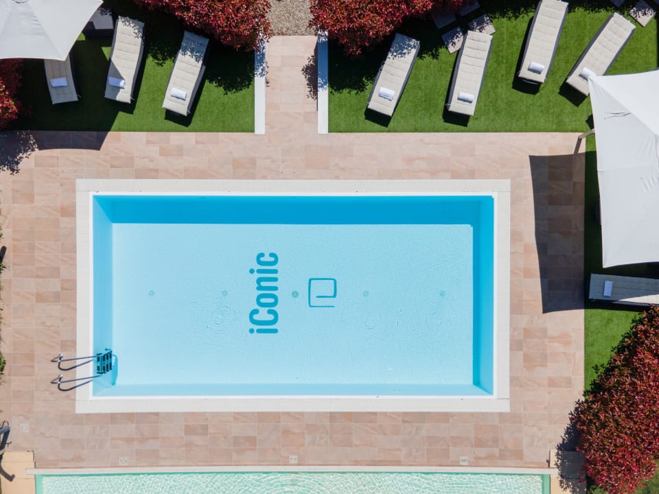 Pool iConic B&B Wellness Resort