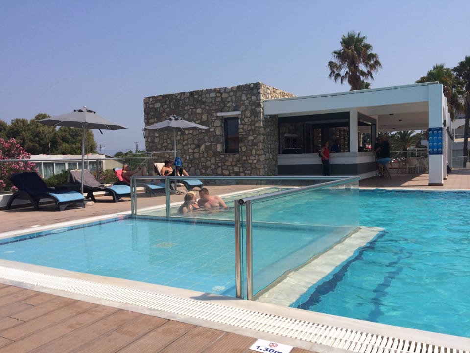 Pool mit Blick auf die Bar Cosmopolitan Kos