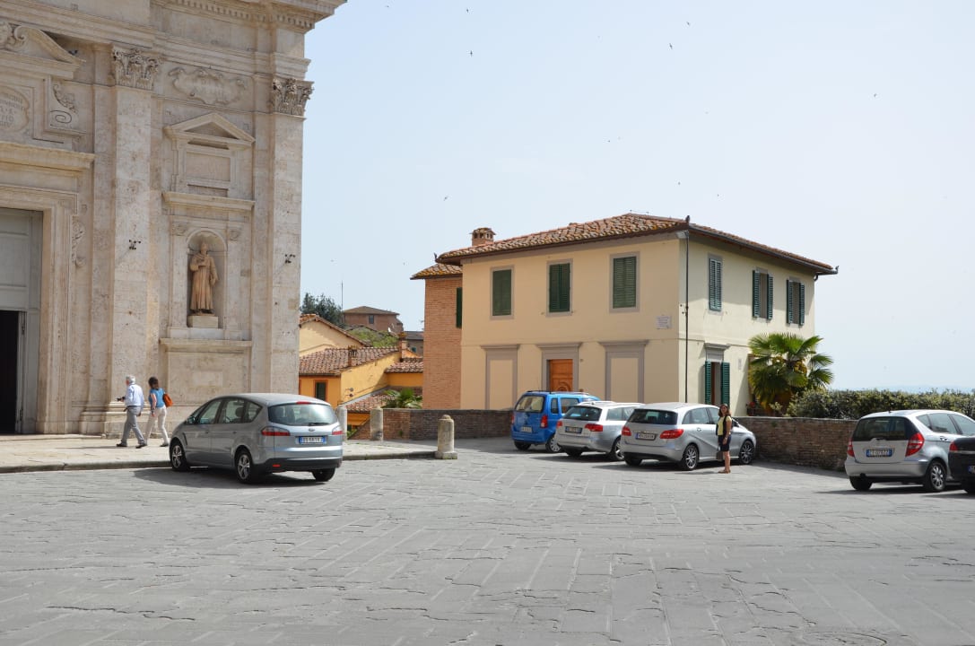 Parkmöglichkeit an der Kirche San Francisco Pension B&B Siena in Centro