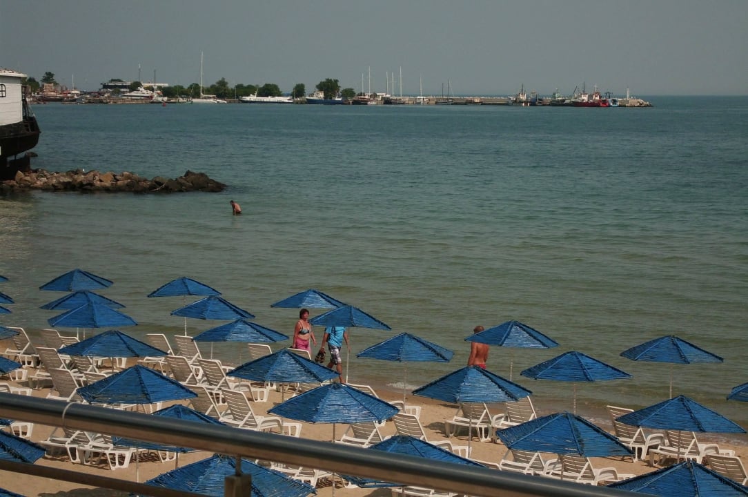 Blick von Hotelterrasse auf Strand Hotel Bilyana Beach