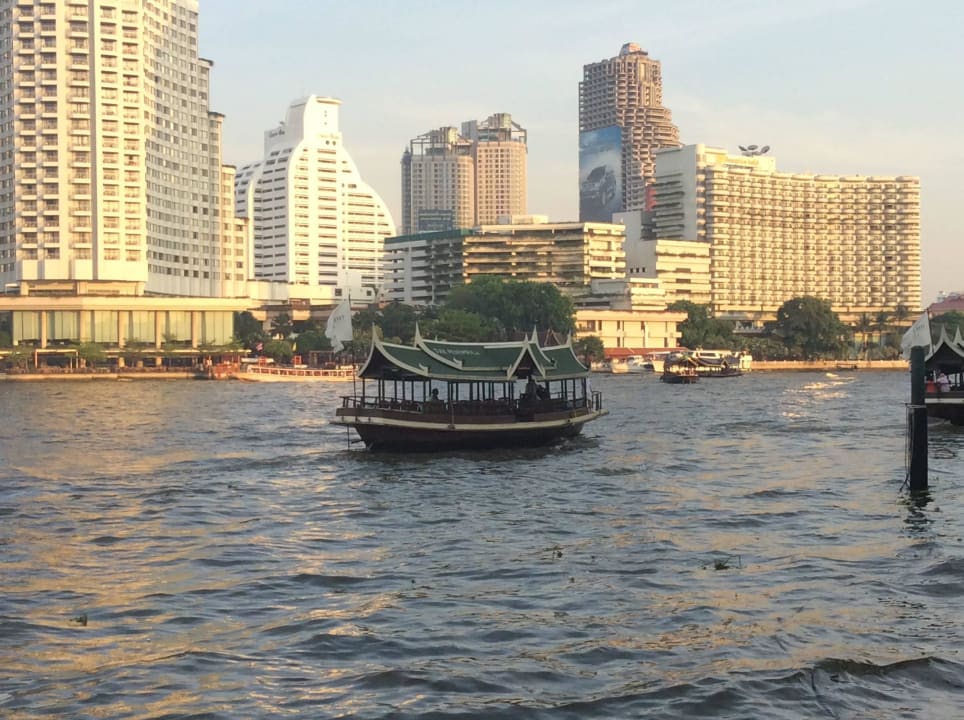 Blick Hotel auf Gegenüber Hotel The Peninsula Bangkok