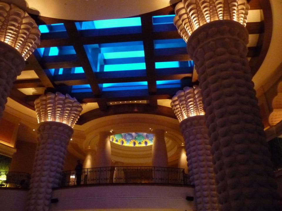 Atrium beim Aquarium im linken Hotelflügel Atlantis, The Palm