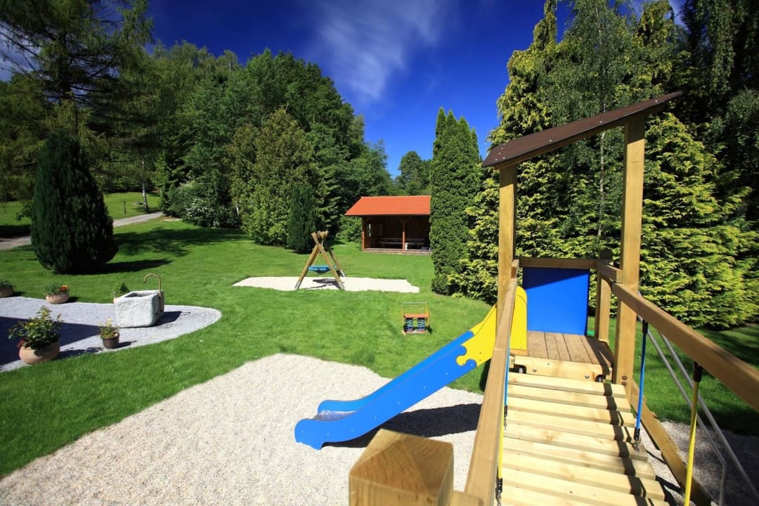 Profi Spielplatz und überdachte Terrasse Gruppenferienhaus Landhaus St.Oswald