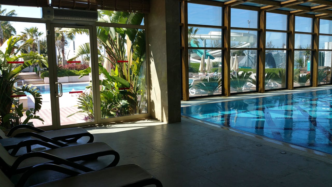 Ausgang zum beheizten Aussenbecken (im März u. Nov.) Sentido Trendy Verbena Beach