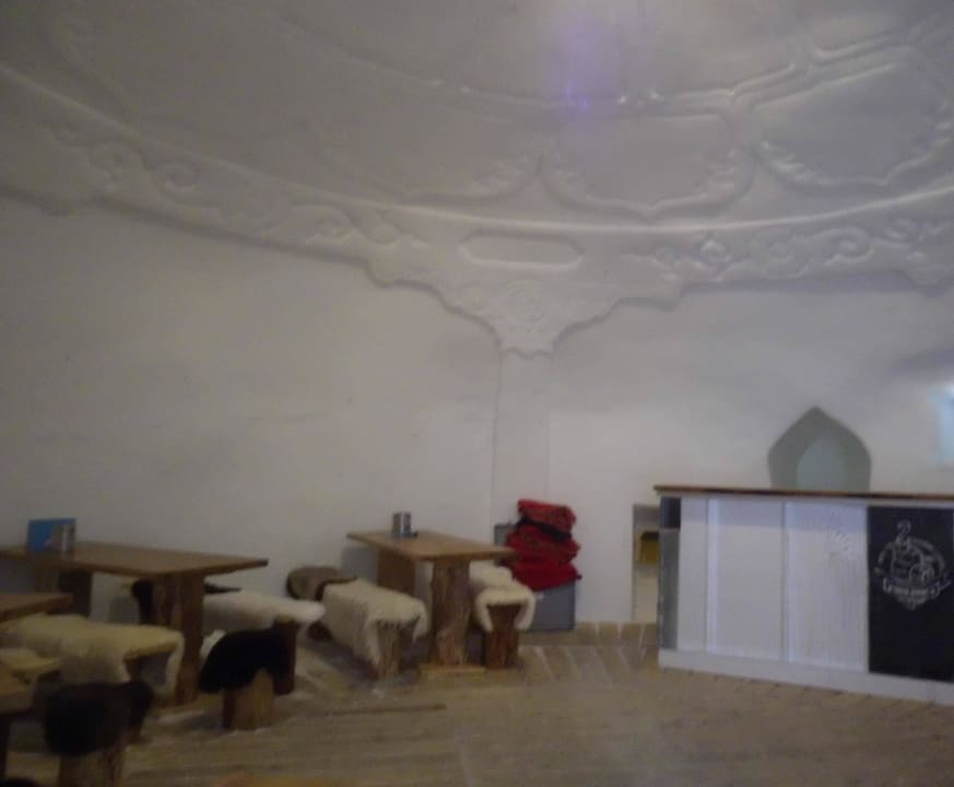 Blick auf die Bar und Sitzgelegenheiten Iglu-Dorf Zugspitze