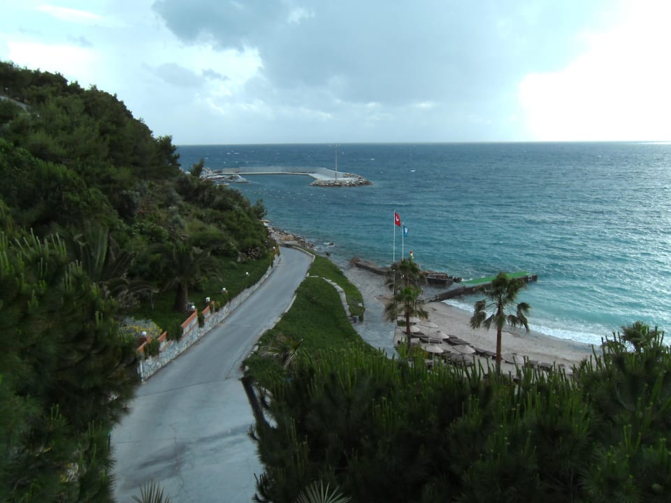 Blick vom Pool zum Meer am linken Rand der Bucht Hotel Pine Bay Holiday Resort