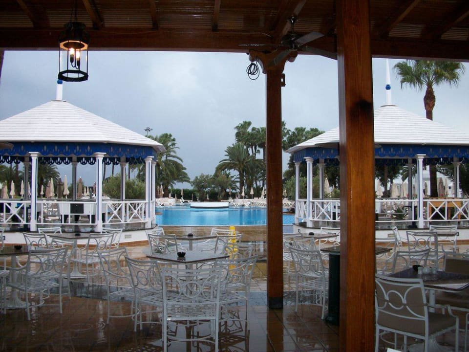 Blick von der Terrasse Richtung Pool (nach Regen) Hotel Riu Paraiso Lanzarote