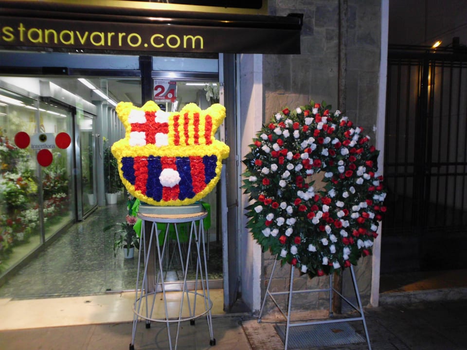 Ganz ruhige Gegend mit Florist und Trauerhalle Capri by Fraser Barcelona