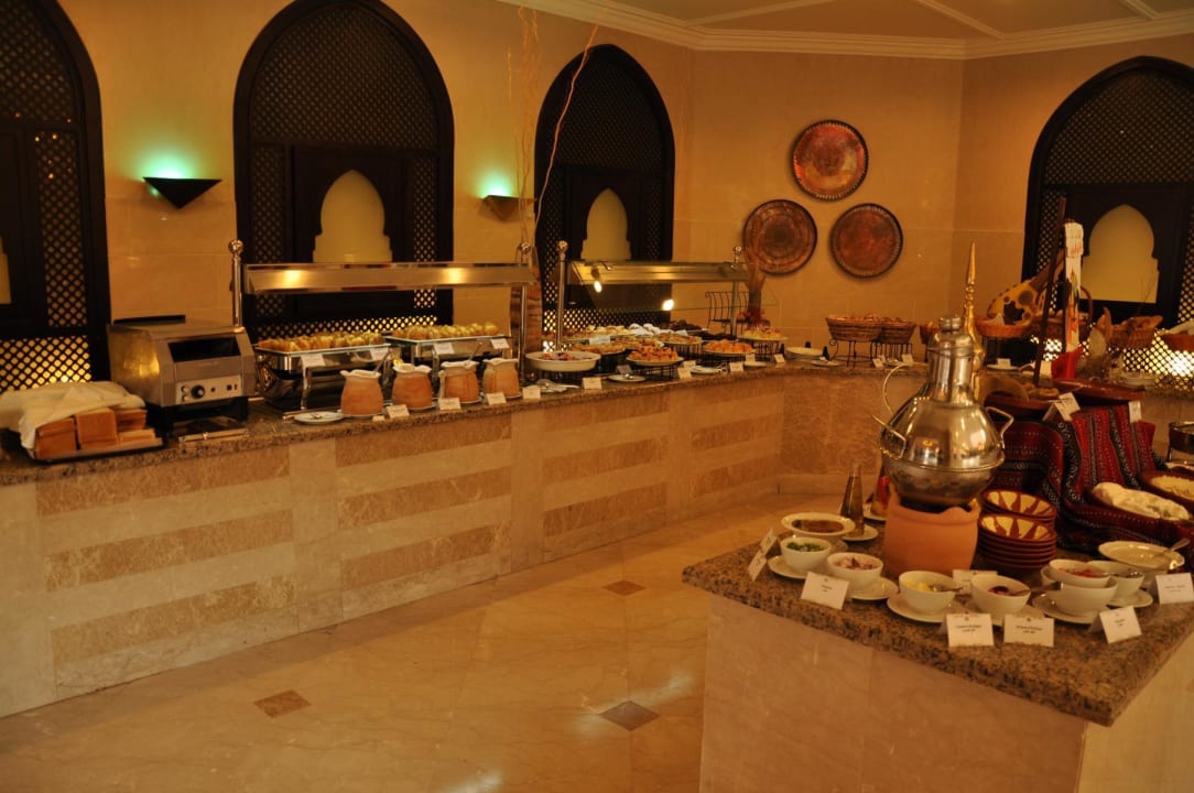 Frühstück - rechts orientalische Spezialitäten Miramar Al Aqah Beach Resort