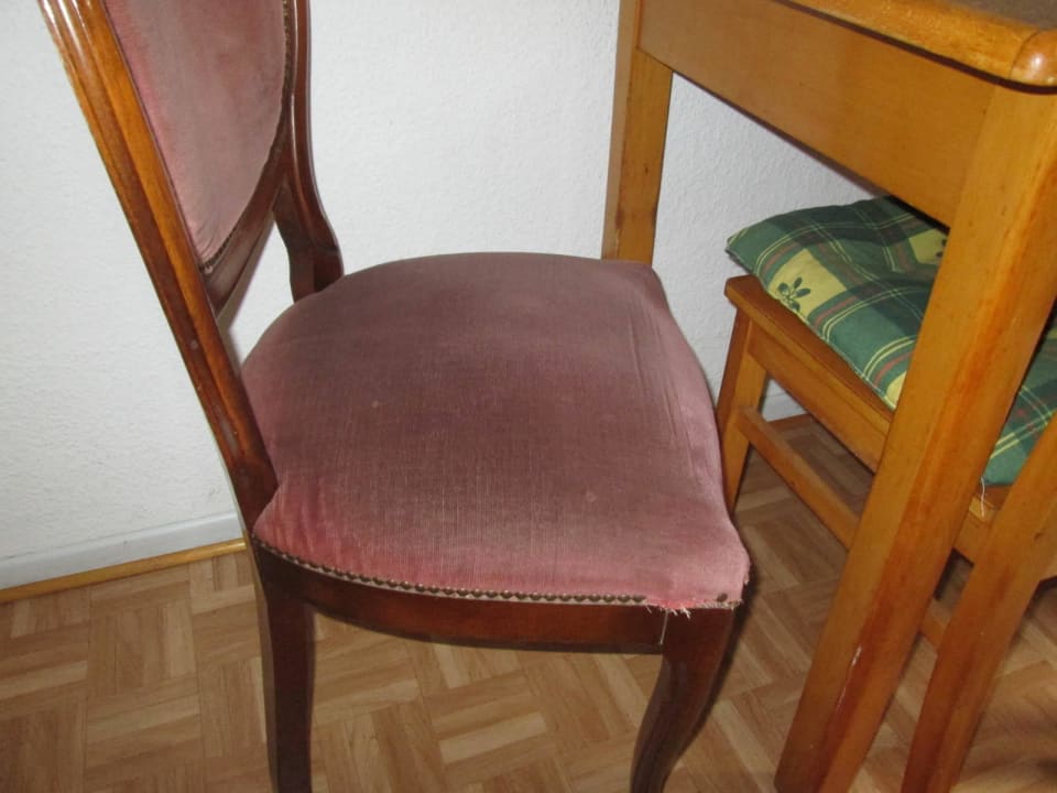 Küchenstühle fleckig und abgenutzt Burg-Hotel Cochem