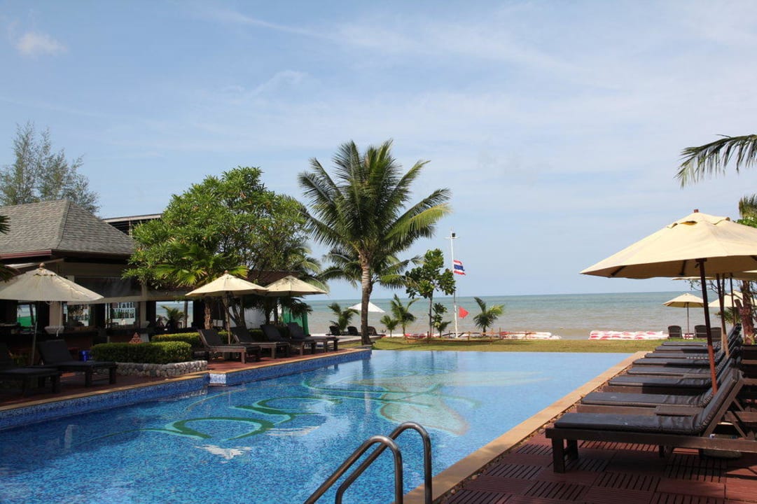Pool mit Ausblick zum Meer La Flora Khao Lak