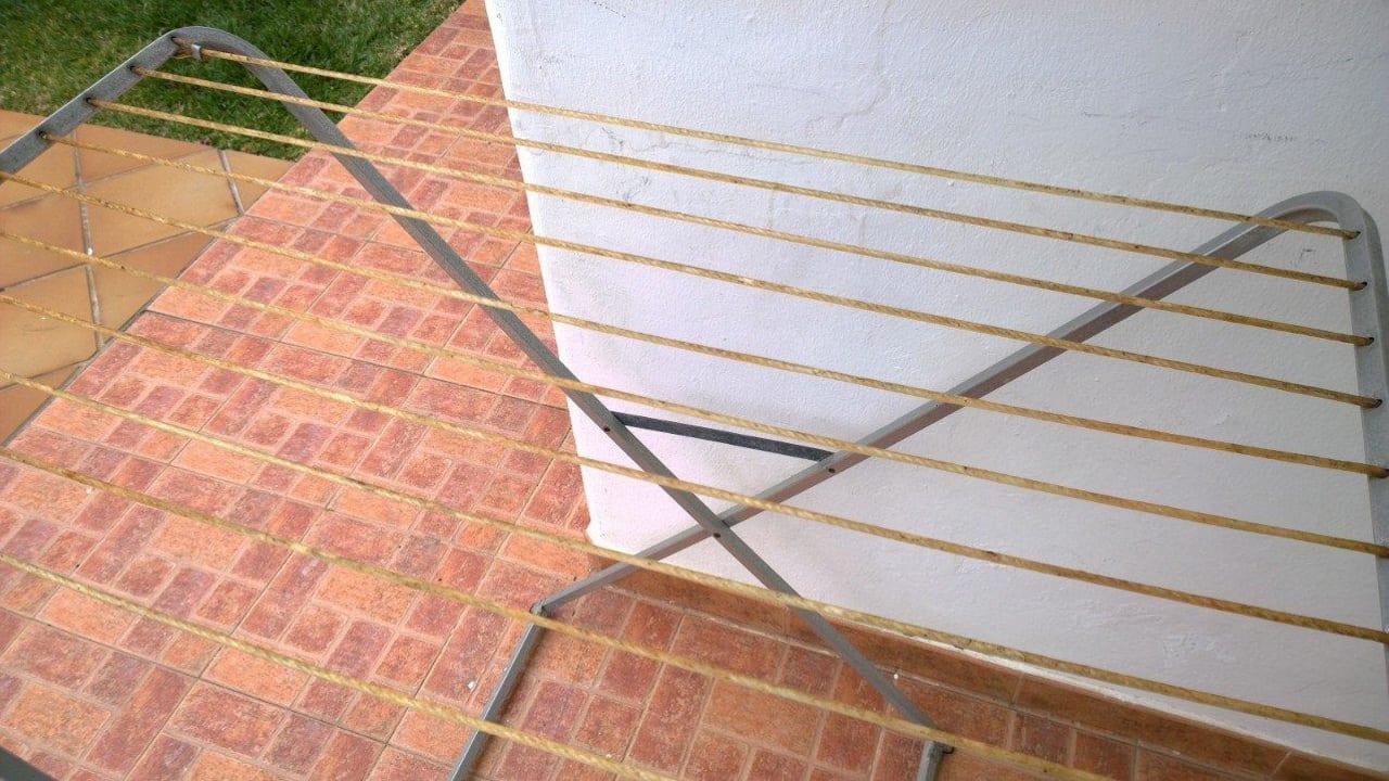 Dreckiger und verrosteter Wäscheständer Barcarola Club