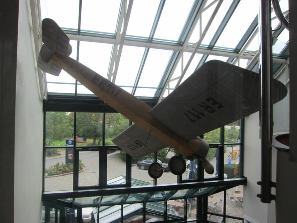 Flugzeug im Hotel Atomis Hotel Munich Airport by Mercure