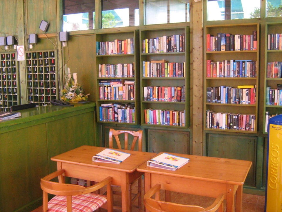 Bibliothek beim Empfang Playa Parc Apartments