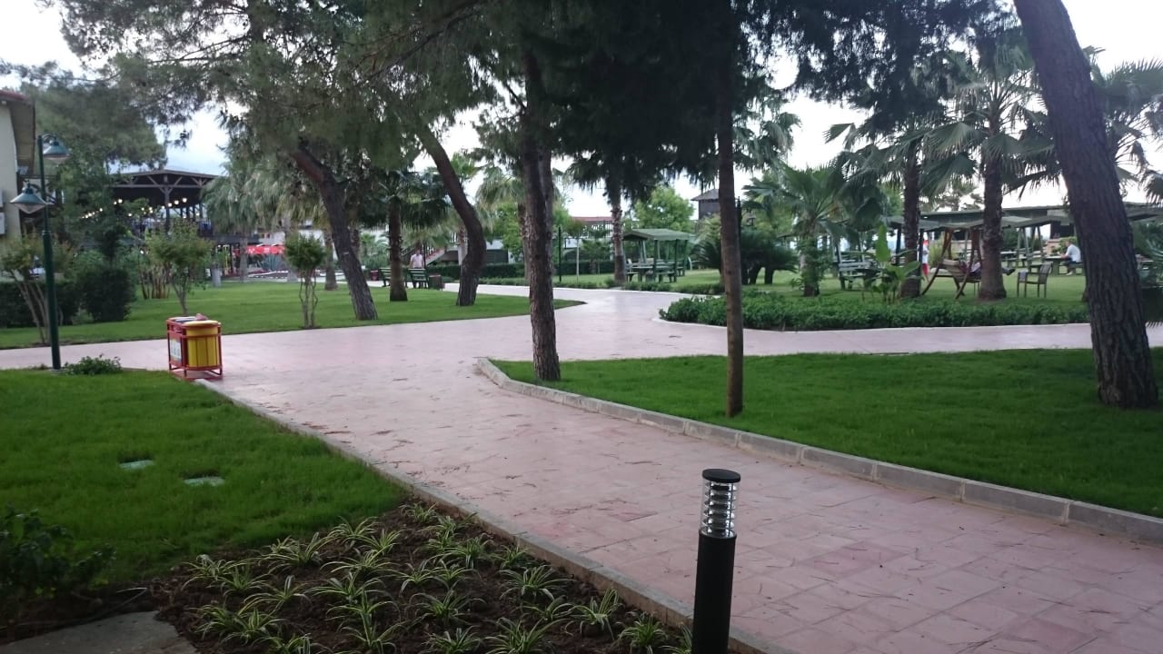 Teil der Gartenanlage Crystal Flora Beach Resort