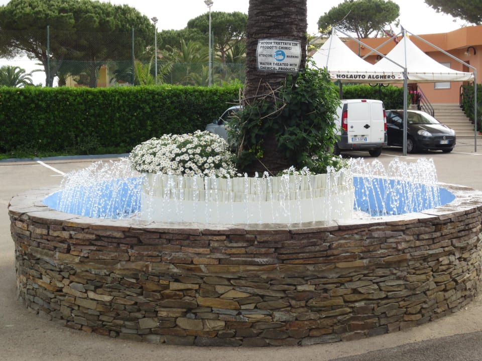 Vorm Hoteleingang Hotel Oasis