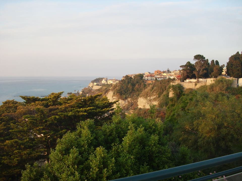 Blick zum Kloster von der  Restaurant-Terrasse  Aldiana Club Rocca Nettuno Calabria