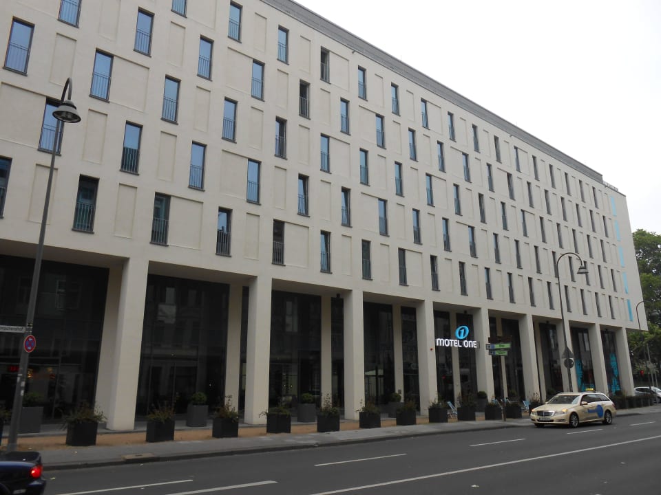 Hotelfront Motel One Köln-Mediapark