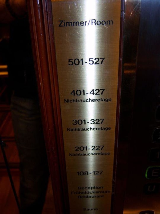 Wegweiser im Aufzug Hotel Halm Konstanz