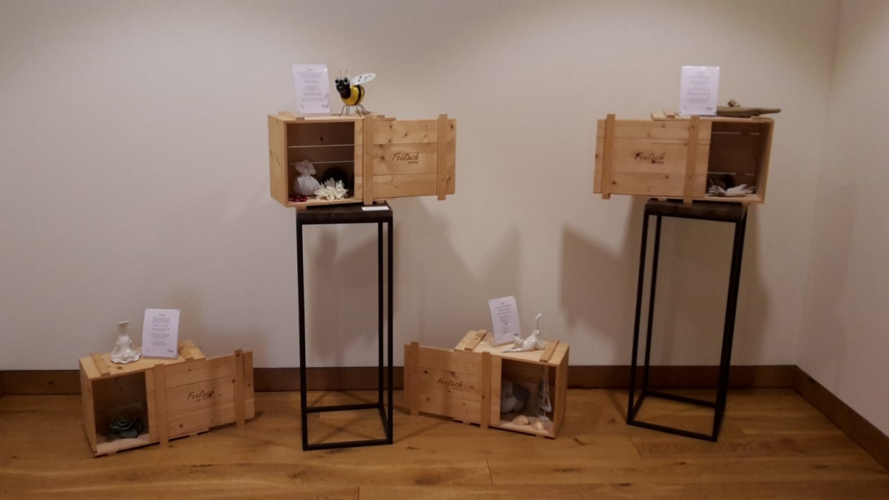 Schöne, informative Deko vor dem Aufzug zum Wellnessbereich Hotel Fritsch am Berg - Adults only