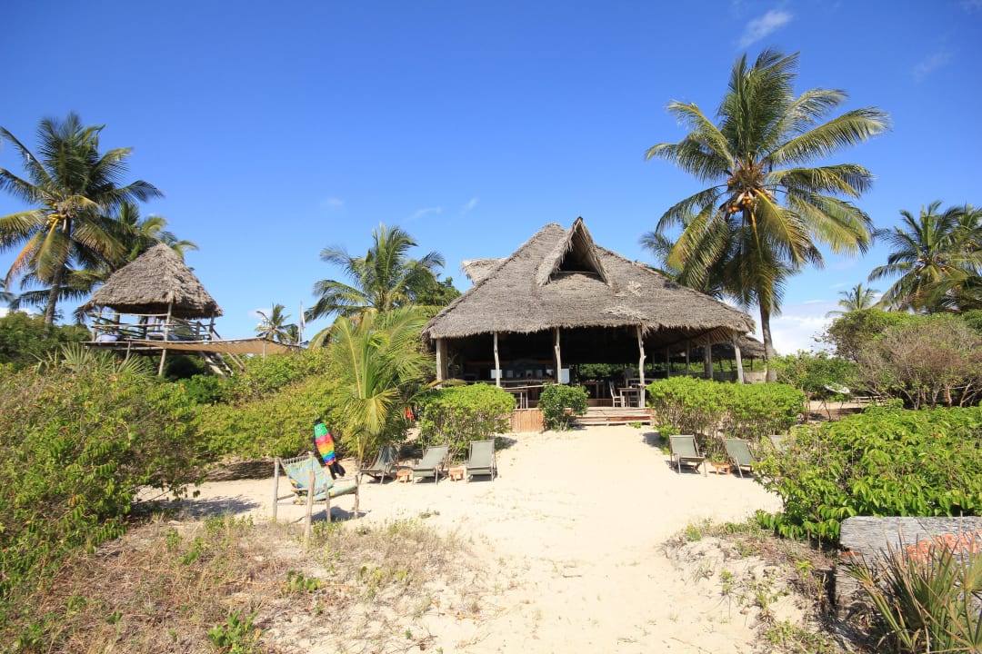 Restaurant und Aussichtsplattform vom Meer aus The Beach Crab Resort