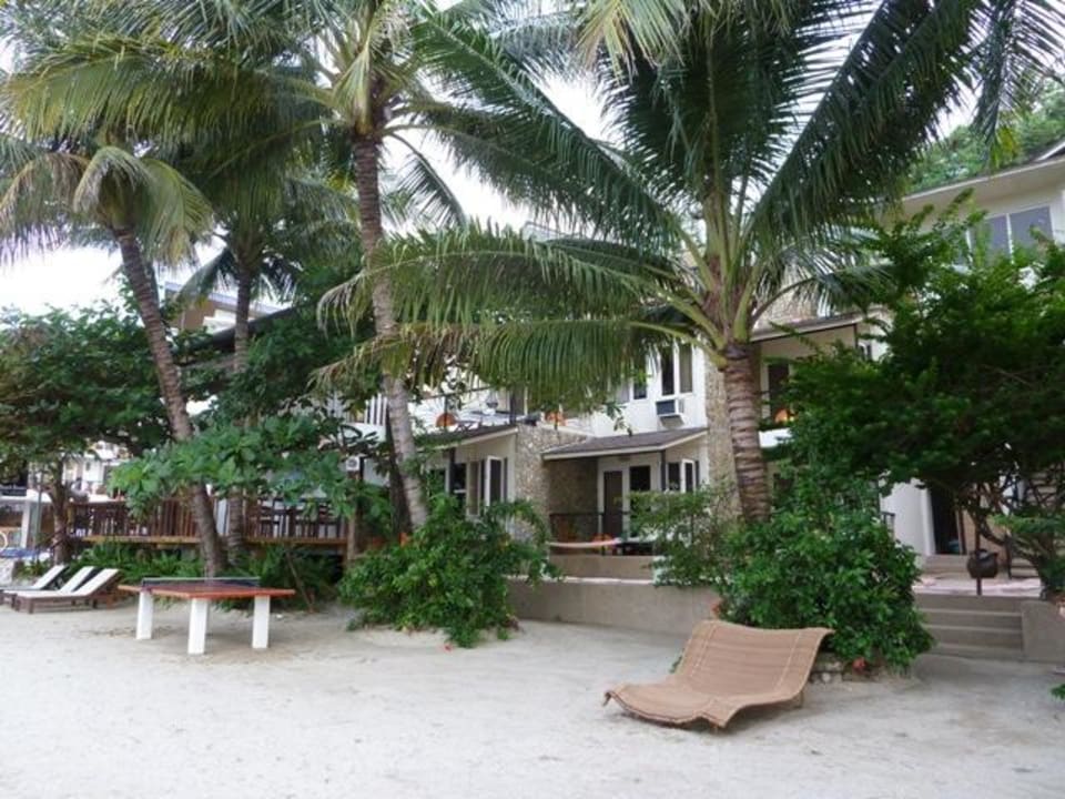 Blick von der Anlage aufs Hotel Sunset At Aninuan Beach Resort