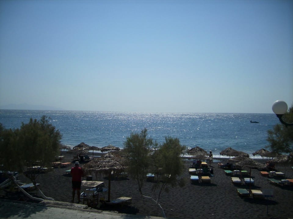 Blick vom Pool zum Strand Hotel Kamari Beach