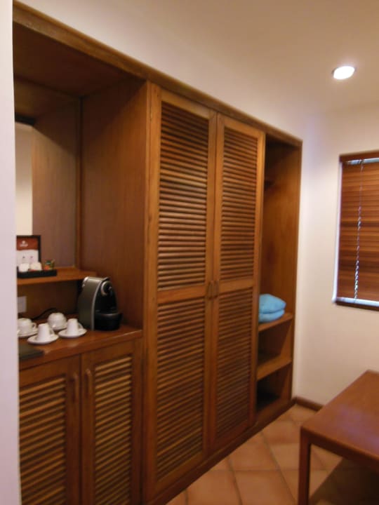 Ankleidebereich und Kaffeestation/Minibar Kuramathi Maldives