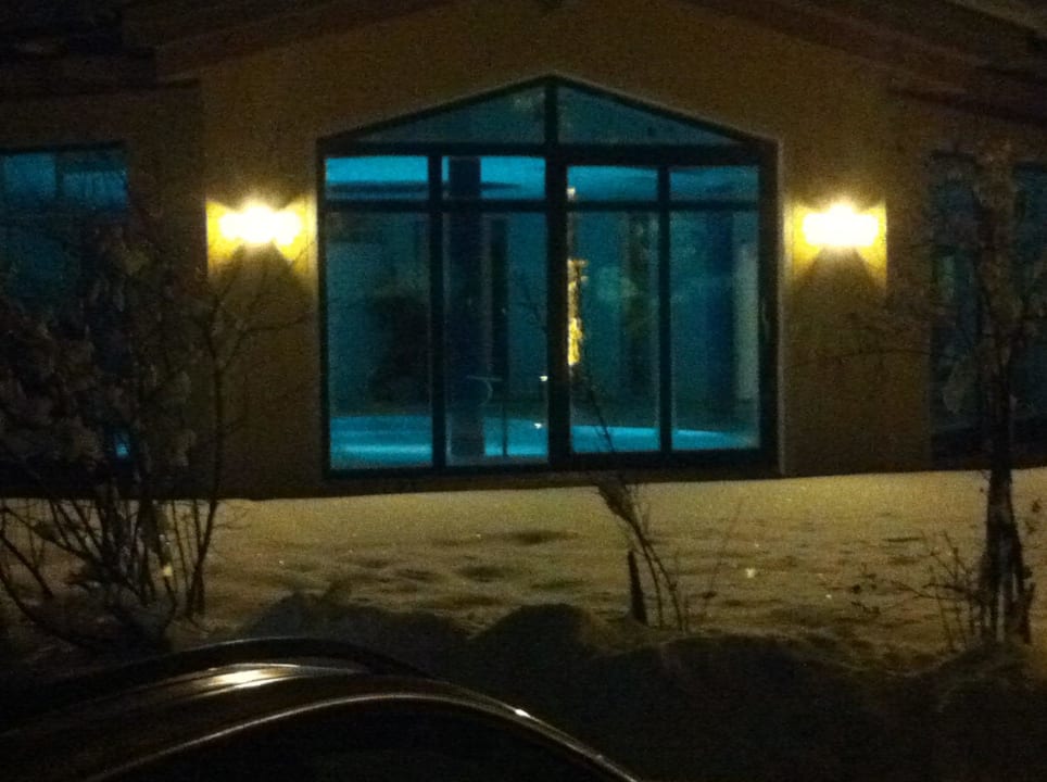 Ansicht auf die Poolanlage abends Alpina Wagrain