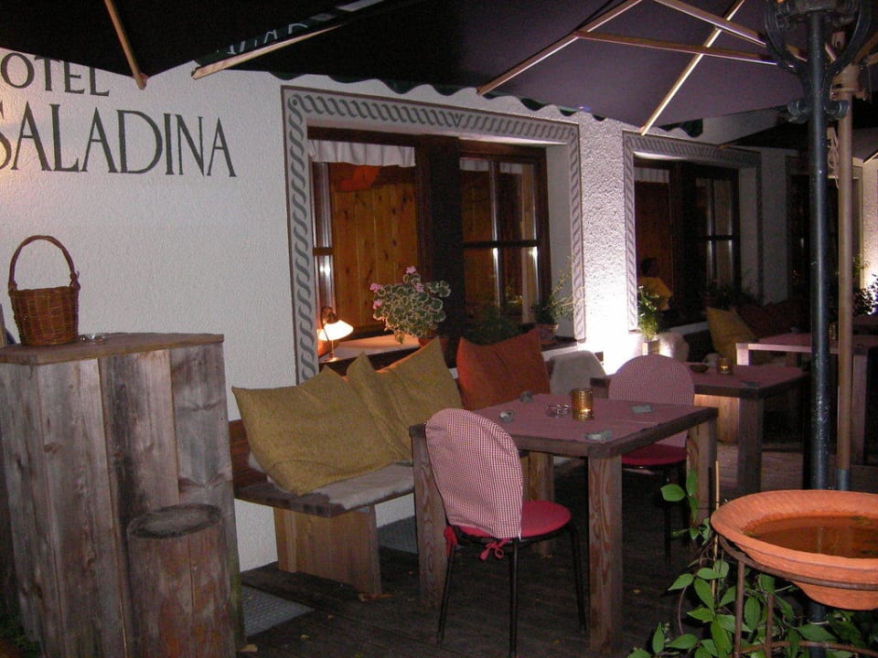 Gartenwirtschaft vor dem Hotel Hotel Saladina