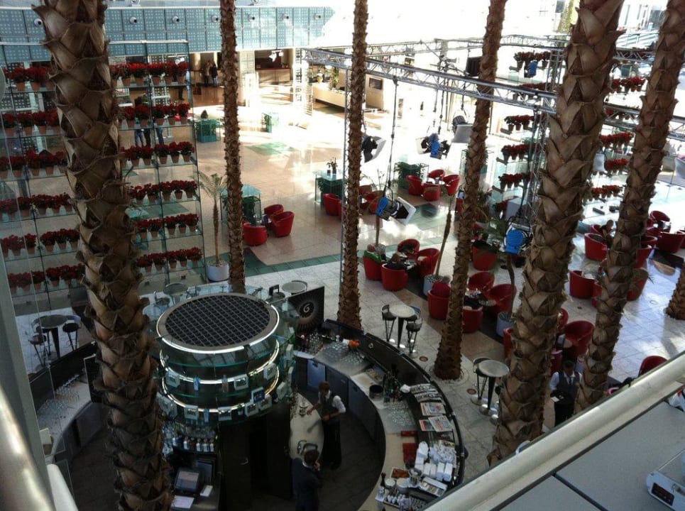 Blick auf die Bar von oben  Hilton Munich Airport