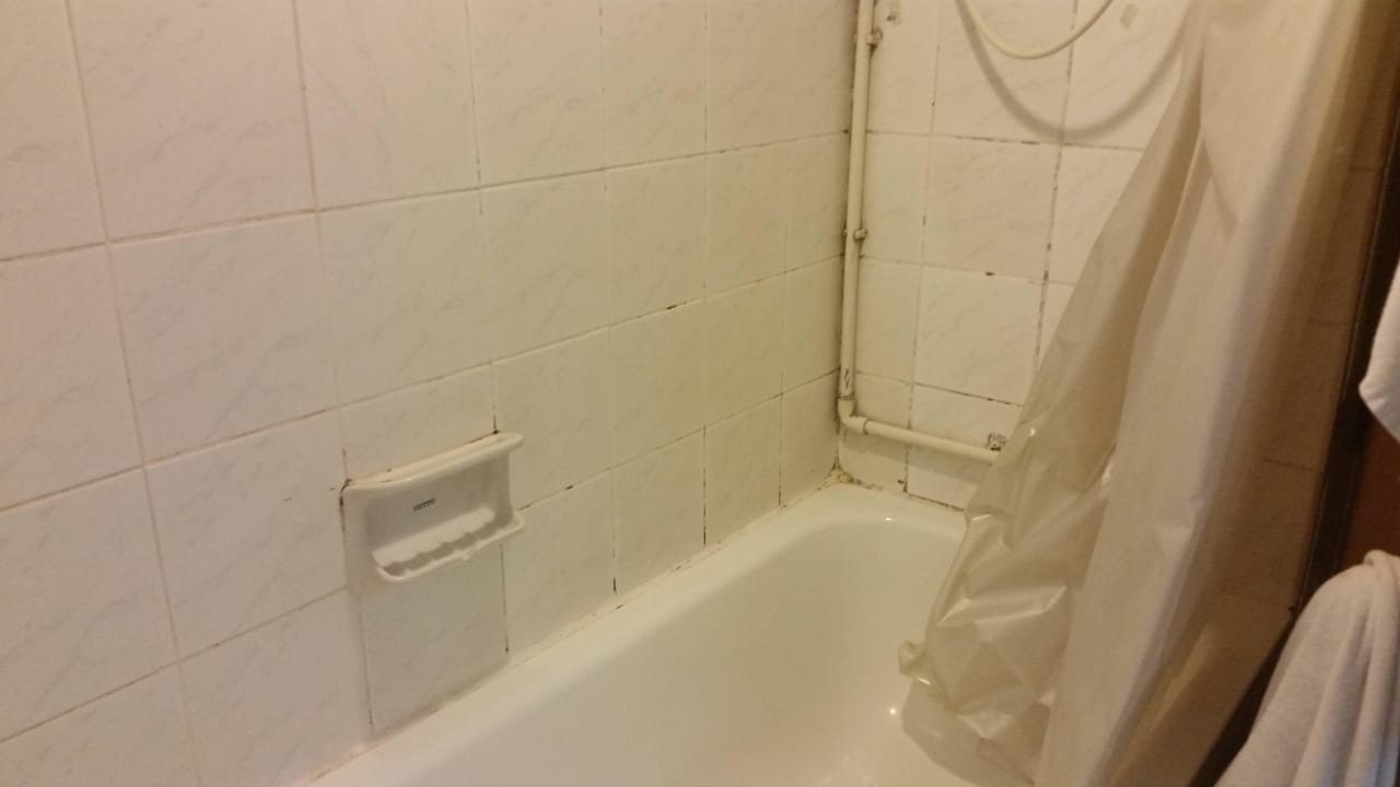 Badewanne mit defekter Dusche Hotel Top North