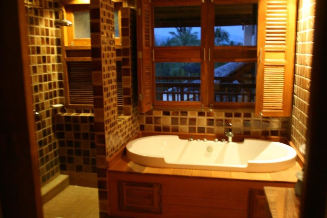 Badezimmer mit Whirlpool und Dusche The Andamania Beach Resort & Spa