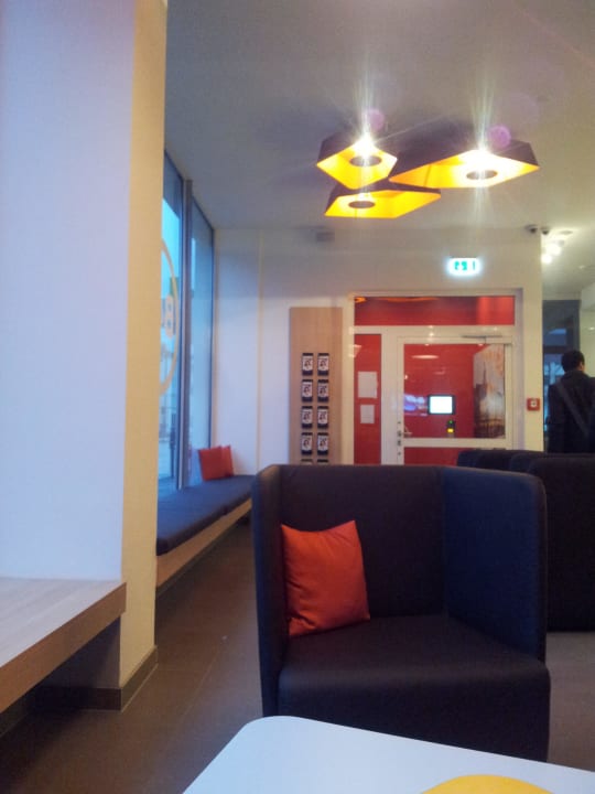Blick auf den Eingangsbereich B&B Hotel Nürnberg-Hbf