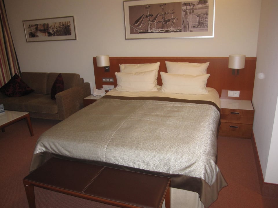 Bett ATLANTIC Hotel Wilhelmshaven