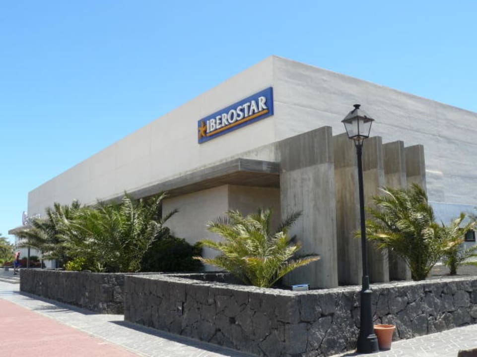 Aussenansicht des Hotels, Richtung Eingang Hotel Costa Calero